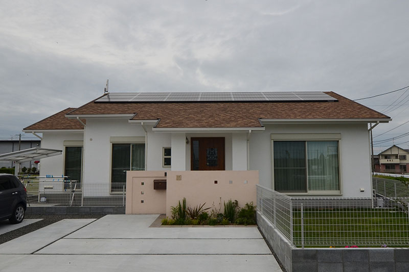 伸びやかな外観を生む、屋根とデザインの工夫