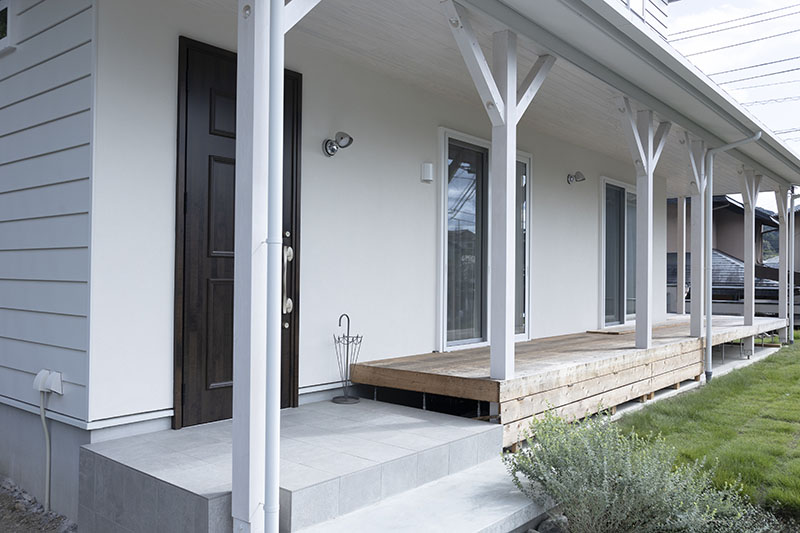 庭とフラットにつながる、水平ラインが美しい外観