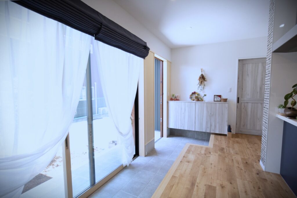 リビング吹き抜けとお庭とつながる土間のある家