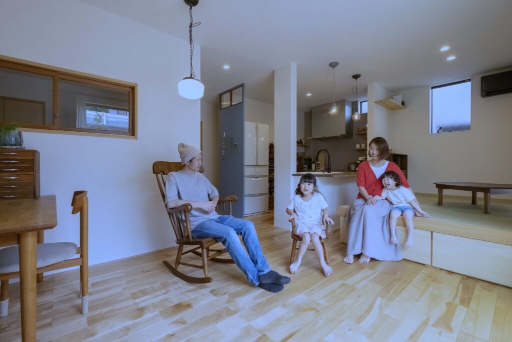 裸足で過ごす無垢床の家