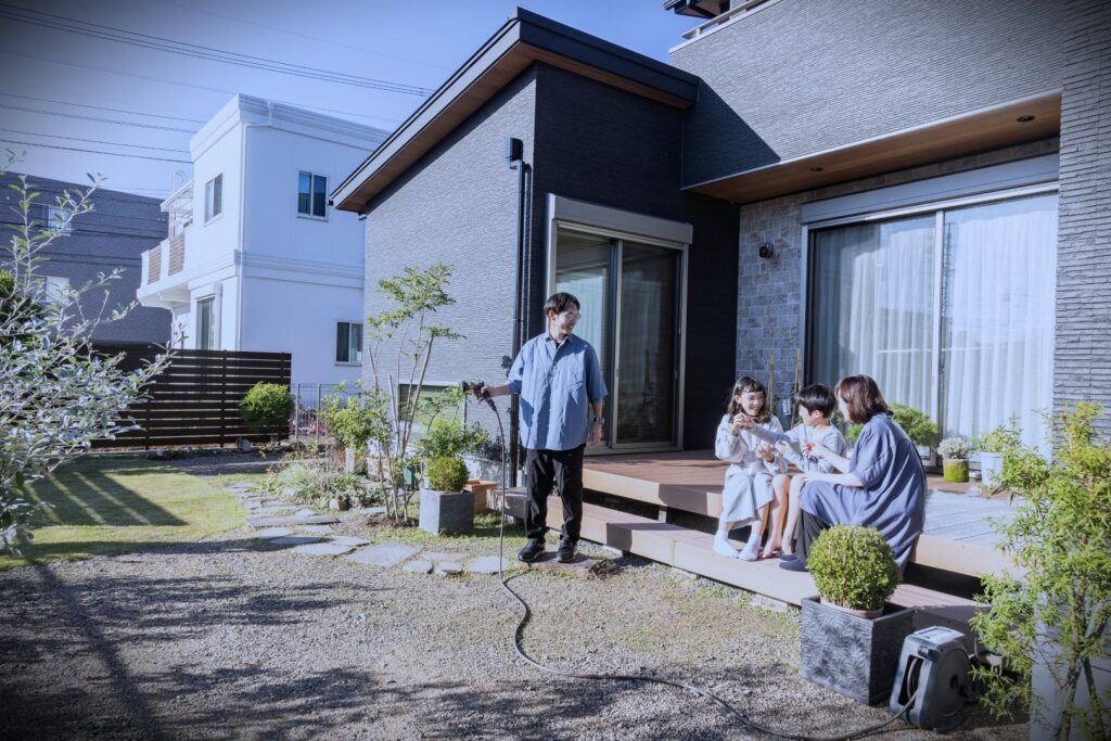 お庭を囲むコの字型の家づくりと暮らし
