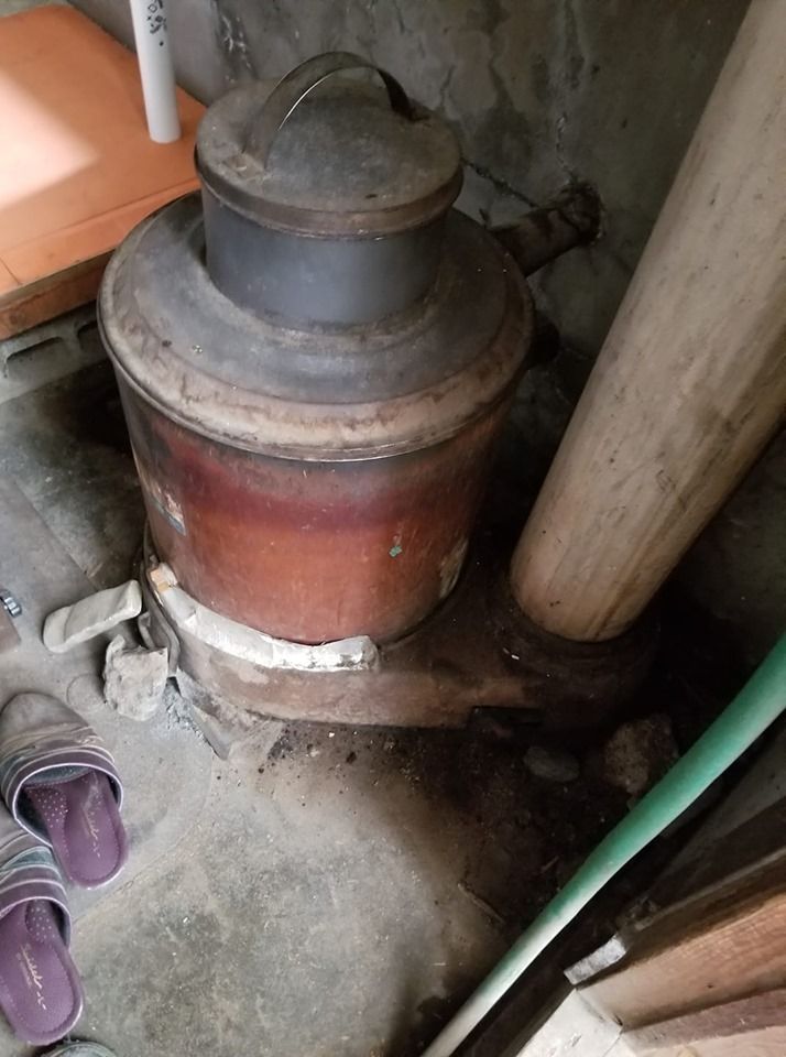 お湯を沸かす薪ガマ