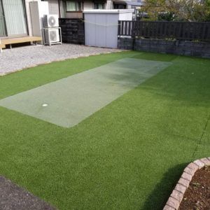 自宅の芝にグリーン