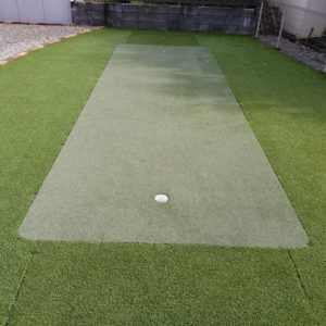 自宅の芝にグリーン