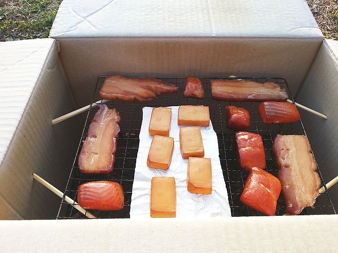 段ボール燻製器で燻製作り