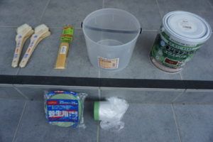 ウッドフェンスのDIYまずは、養生テープ